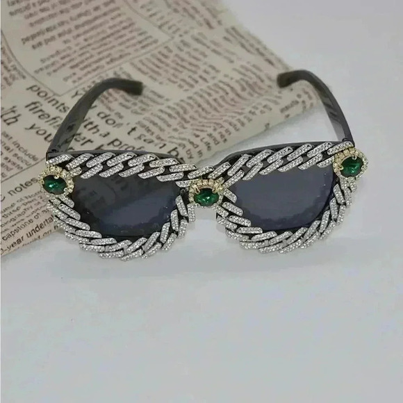 1 pair of Cat eyes glasses